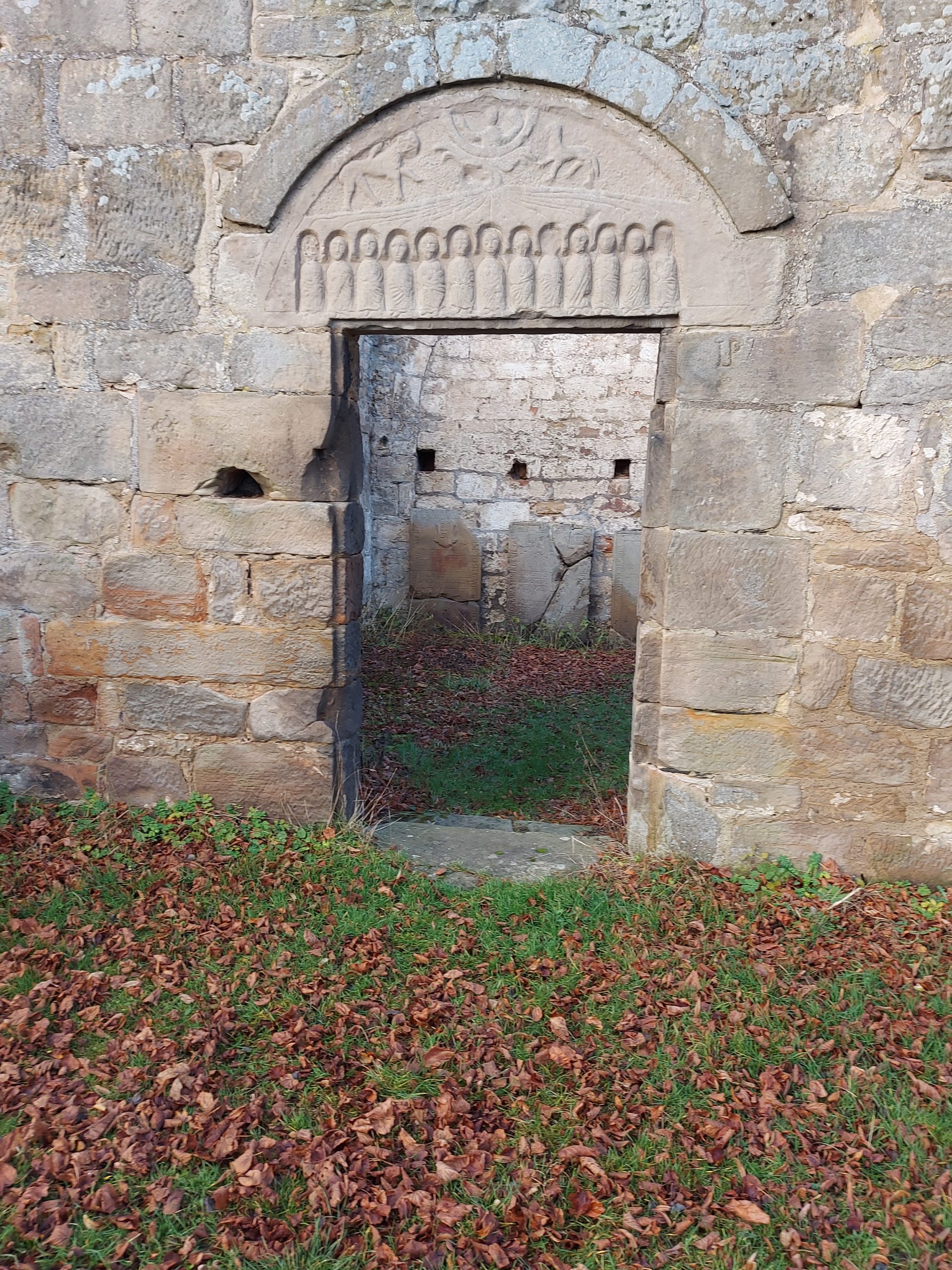 Tor der Ruine von Alt-Rhoden